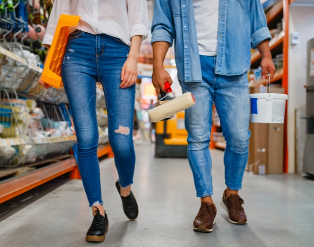 deux personnes dans un magasin de bricolage, outillage, électroménager, quincaillerie